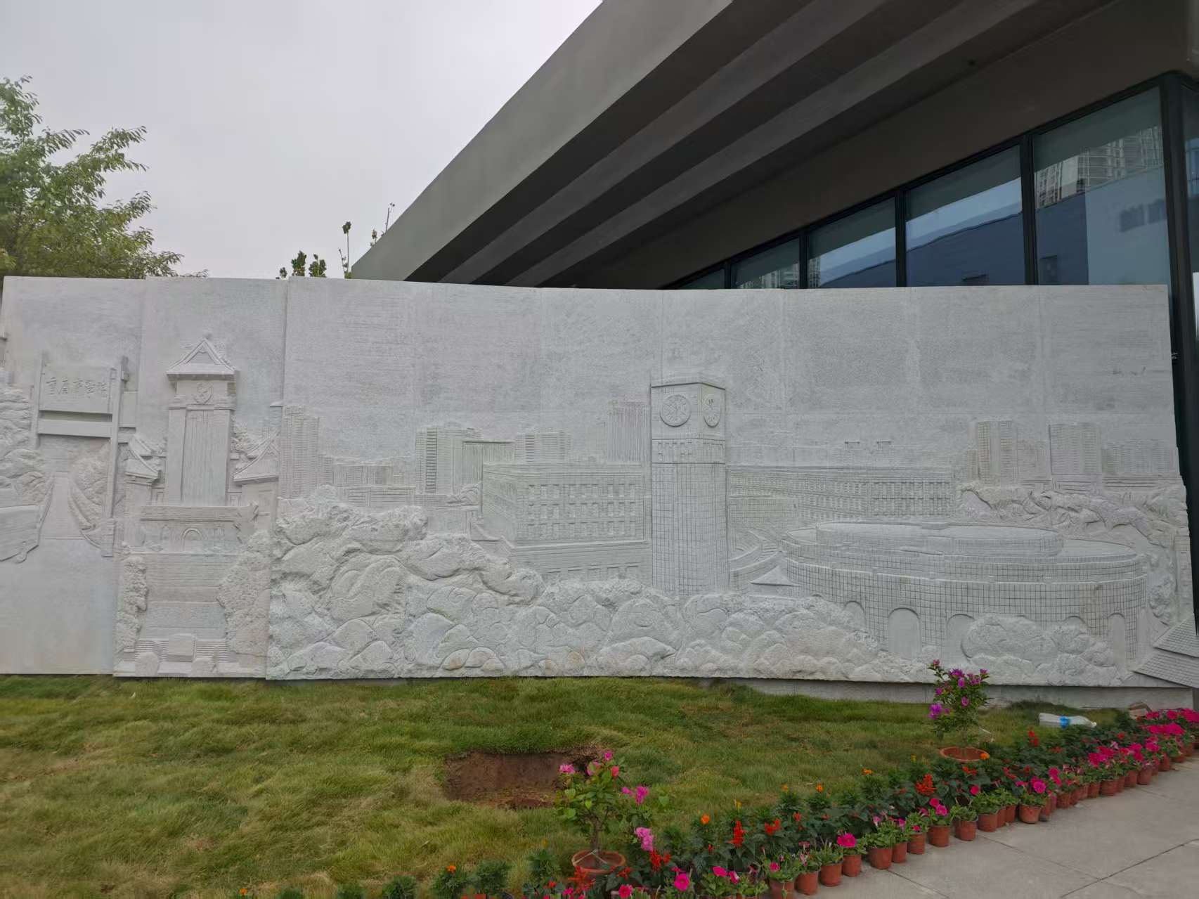 重庆工商大学校门浮雕墙