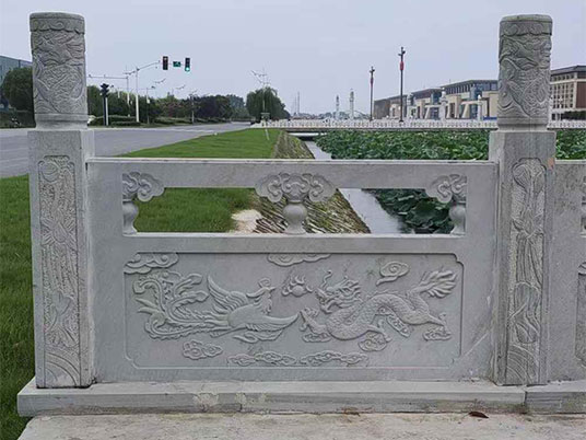雕花石栏杆