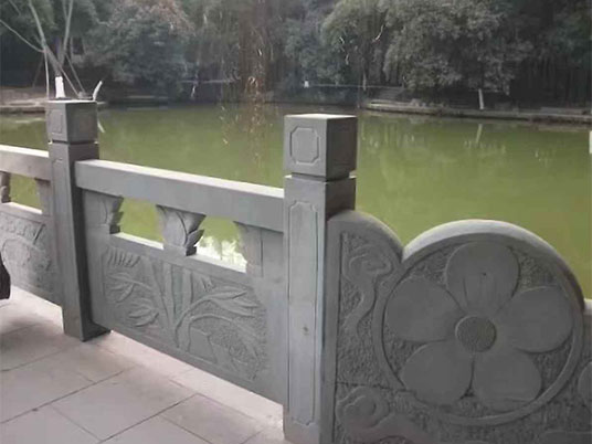 雕花石栏杆