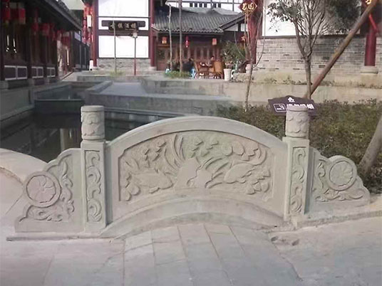 雕花石栏杆