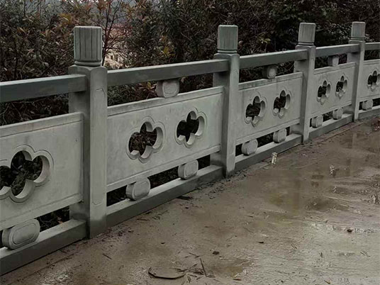 雕花石栏杆
