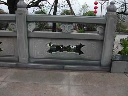 雕花石栏杆